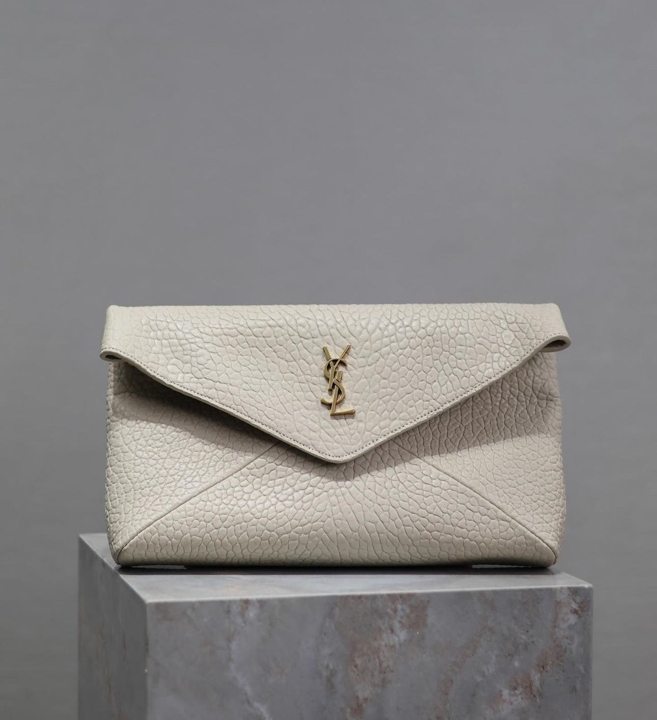 Cassandre Pouch